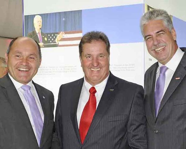 Beim Galaabend (v.l.): Mag. Wolfgang Sobotka (Landeshauptmann-Stellvertreter), Karl Gruber (Lisec-Vorstandsvorsitzender) und Mag. Dr. Hans-Jörg Schelling (Vizepr&aumlsident der Wirtschaftskammer &Oumlsterreich).