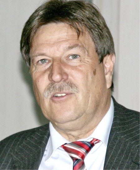 „Hinsichtlich der Fenstermodernisierung gilt es, sich bei den ­Mitarbeitern der Fensterfachbetriebe und zu den Verwendungsmöglichkeiten des Bausparvertrages bei den Beratern der Bausparkasse umfassend ­beraten zu lassen“, so Ulrich Tschorn, Geschäftsführer des Verbandes Fenster + ­Fassade (VFF)