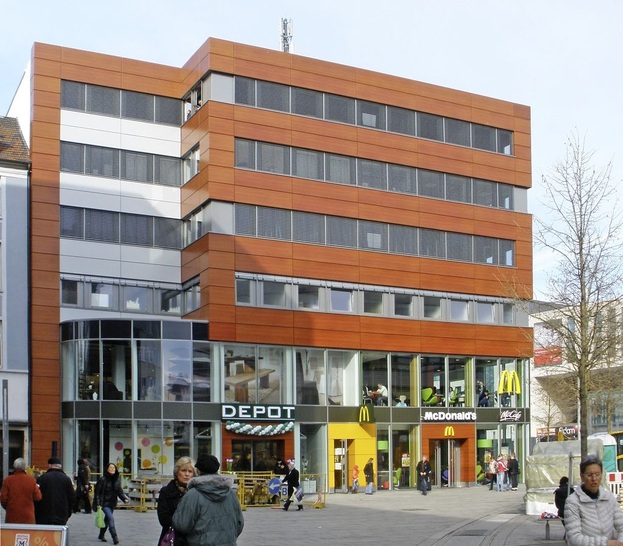 Dieses Büro- und Geschäftshaus in Hagen wurde rundum saniert und entspricht jetzt den aktuellen technischen Fassaden- und Gebäudestandards.