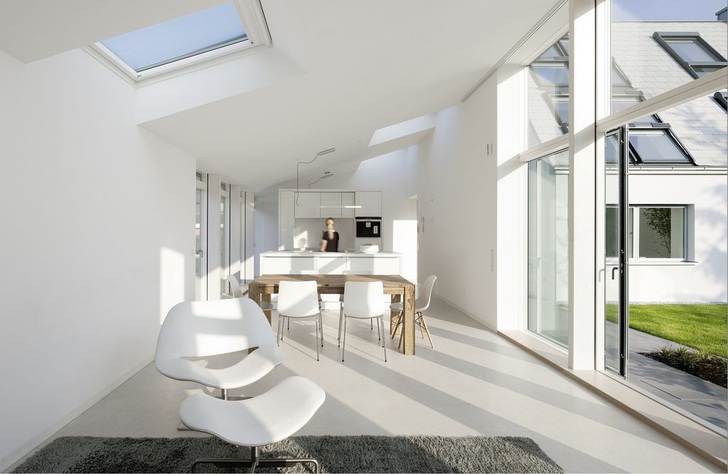 Der Erweiterungsbau ist ­flexibel angelegt. Raumteilende Möbel schaffen Platz für einen Wohn-, Koch- und Essbereich und garantieren ein Höchstmaß an Variabilität und Nutzungsfreiheit. - © Velux Deutschland GmbH / Adam Mørk
