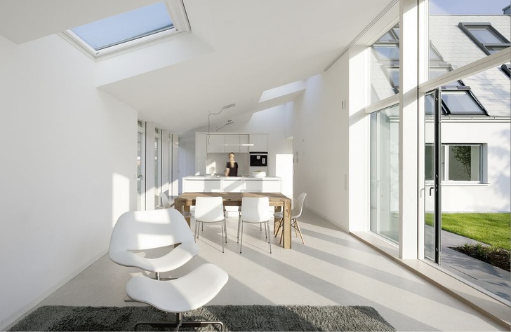 Der Erweiterungsbau ist ­flexibel angelegt. Raumteilende Möbel schaffen Platz für einen Wohn-, Koch- und Essbereich und garantieren ein Höchstmaß an Variabilität und Nutzungsfreiheit.