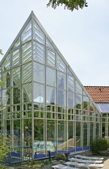 Auch hochwertige 2-fach-Verglasungen ­liefern einen wichtigen Beitrag zur ­Energieeinsparung, wie hier bei der Sanierung des Glasdachs im Schwimmbad „Copa Ca Backum“ in Herten.
