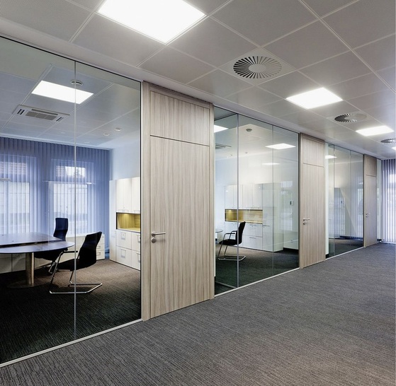 Bei der Innenraumgestaltung der Volksbank Kur- und Rheinpfalz eG in der Geschäftsstelle Lingenfeld herrscht Transparenz vor, u.a. mit schallgedämpften Glastrennwänden.