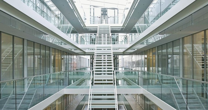 Die Gewichte von Brandschutzgläsern werden leicht unterschätzt. Eine raumhohe EI 60- Trennwandverglasung kann ein Laufmetergewicht von über 120 kg besitzen.