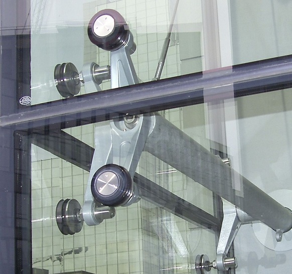 Bei den Aufzugverglasungen des Skylight-Centers in Frankfurt sind die ­Isolierglashalter ZK CI 46 70 von gebo im ­Einsatz.