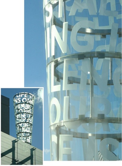 Glaskleben an den Grenzen: Deutlich sichtbar sind die rechteckigen Halterplatten der Glasskulptur auf dem BBC Haus, ­London. Mit der neuen Silikongeneration wären feinere ­Konstruktionen ­möglich.