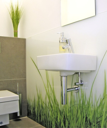 Einen besonderen Schwerpunkt legt Glas Scholl auf Interieurgläser. Diese werden auf der Website ansprechend und detailliert (mit Glasbeschlägen) präsentiert.