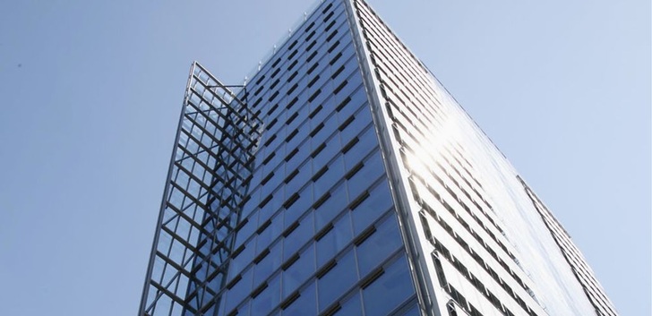 Der Sonnenschutz und die Fenster des Bürogebäudes sind auto­matisch gesteuert. Ist der Wind zu stark oder die Arbeitszeit ist zu Ende, erfolgen ­entsprechende Befehle an die Bauelemente: Dann ­schließen sich automatisch die Oberlichter über ­einen Zentral­befehl.