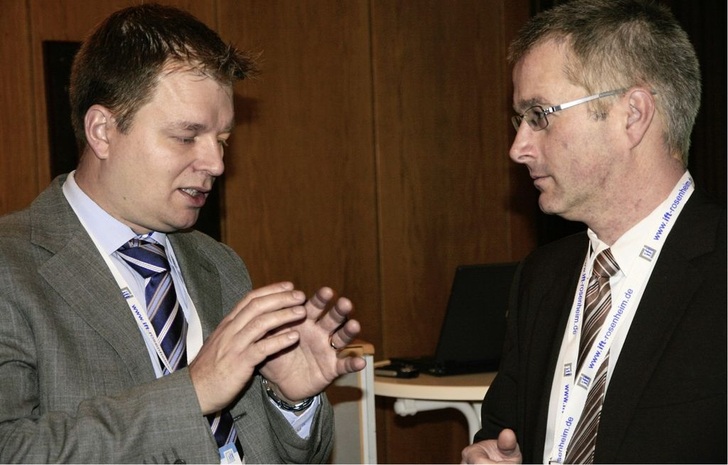 Peter Thorning (l.) von Fiberline im Gespräch mit Norbert Sack vom ift Rosenheim.