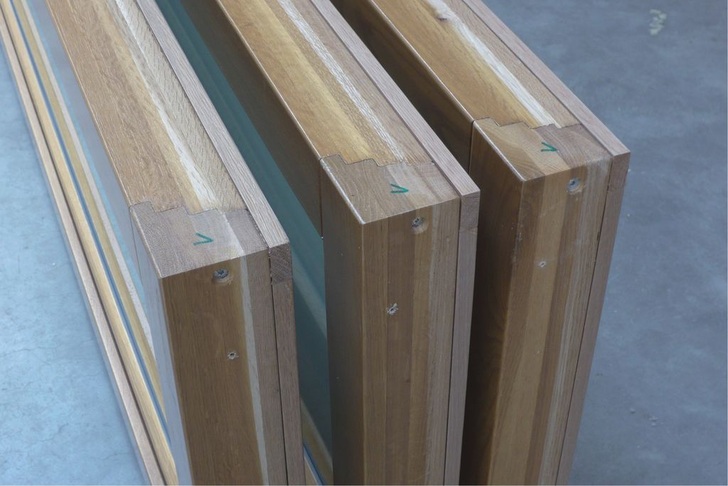 Rahmeneckverbindung mit Einzelteilen, die an allen 6 Flächen mit einem Holzschutz versehen sind.