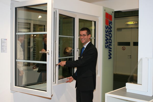 Adrian Schlumpf demonstriert auf der Swissbau das Minergie-P-Fenster von 

Swisswindows.
