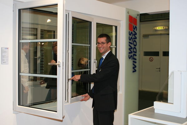 Adrian Schlumpf demonstriert auf der Swissbau das Minergie-P-Fenster von 

Swisswindows. - © Jörg Pfäffinger
