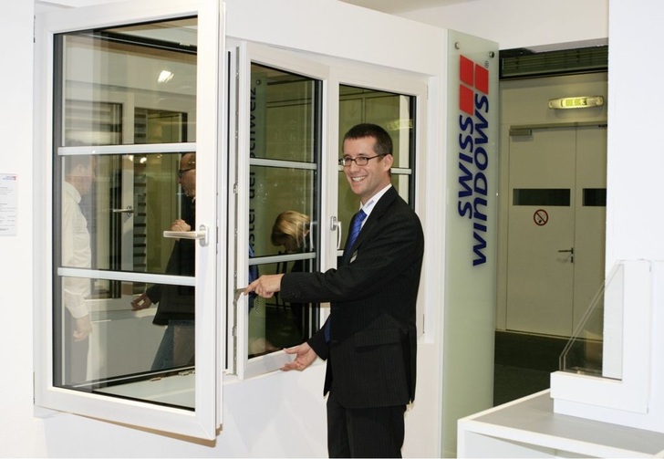 Adrian Schlumpf demonstriert auf der Swissbau das Minergie-P-Fenster von Swisswindows. - © Foto: Jörg Pfäffinger
