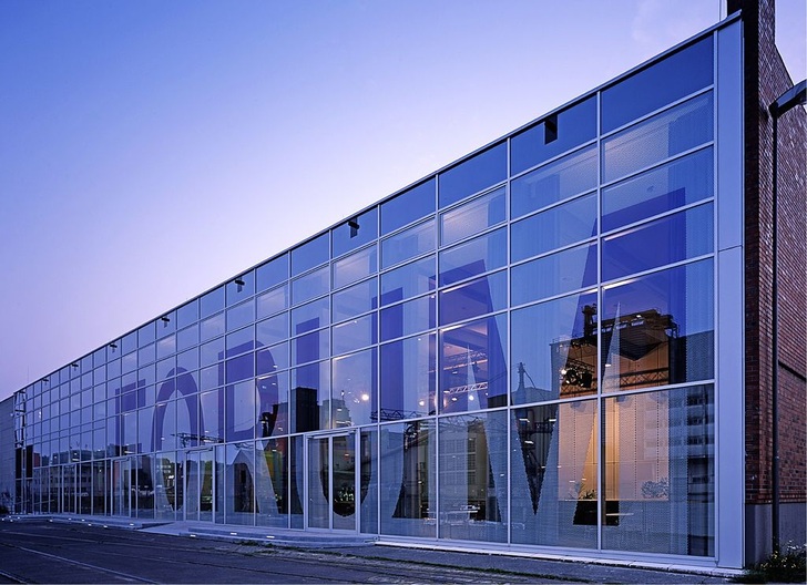 Das neue Forum im Hafen von Neuss fügt sich mit seiner Glasfassade harmonisch in den Altbestand ein. - © Foto: Flachglas Wernberg GmbH
