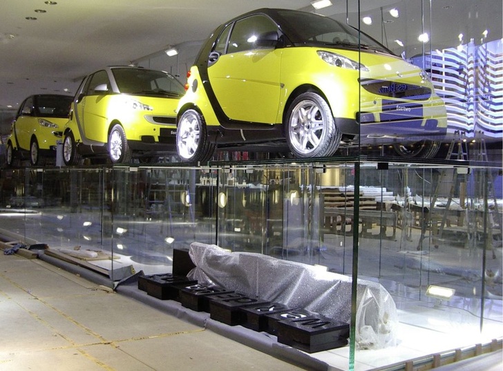 Diese Glasvitrine für die Smarts am Mercedesstand auf der IAA wurde als gesteckte Konstruktion geplant und umgesetzt.