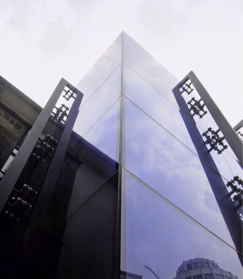 Die Marktkirche in Essen mit einer konstruktiv verklebten Glasecke, die Höhe beträgt rund 10 m.