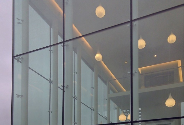 Beim Euridice-Gebäude im belgischen Feluy wurden die Fassadengläser mit dem neuen Silikonfilm auf die ­Punkthalter geklebt.