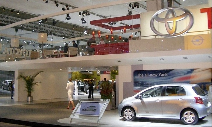 01 Transparente Glaswände auf zwei Etagen sowie Ganzglasbrüstungen waren das Merkmal des Toyota-Messestands auf der IAA. Im oberen Geschoss mussten dazu die Glaswände selbstaussteifend und absturzsichernd ausgeführt werden.