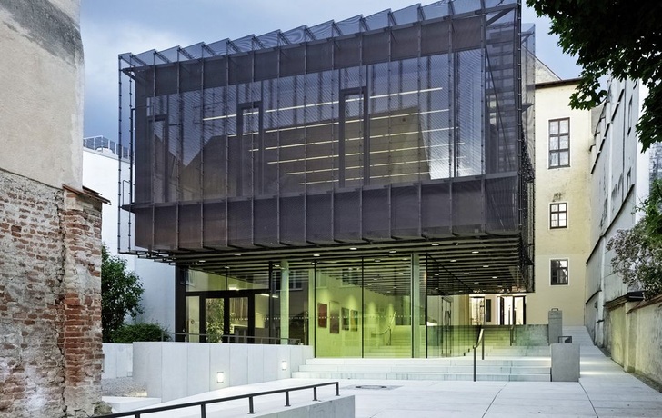 Der Erweiterungsbau des Rathauses in Landsberg am Lech ist komplett mit ­einem leichten Kupfergewebe aus Tecu Streckmetall umhüllt.