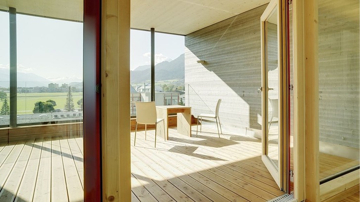 Viel Licht macht wohnen schön und Adler schützt die Fenster vor der Sonne. - © Foto: Johannes Plattner Fotografie
