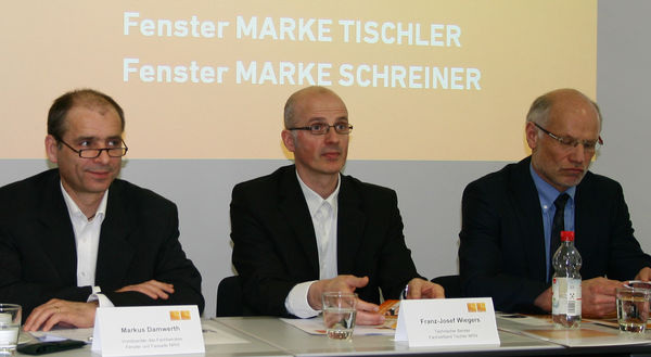 Stellen die Fenster Marke Tischler | Marke Schreiner gemeinsam in Nürnberg vor (v.r.): Dieter Roxlau, Hauptgeschäftsführer des Fachverbandes Tischler NRW, Markus Damwerth, Vorsitzender des Fachbeirates Fenster- und Fassadenbau NRW und Franz-Josef Wiegers, technischer Berater des Fachverbandes.