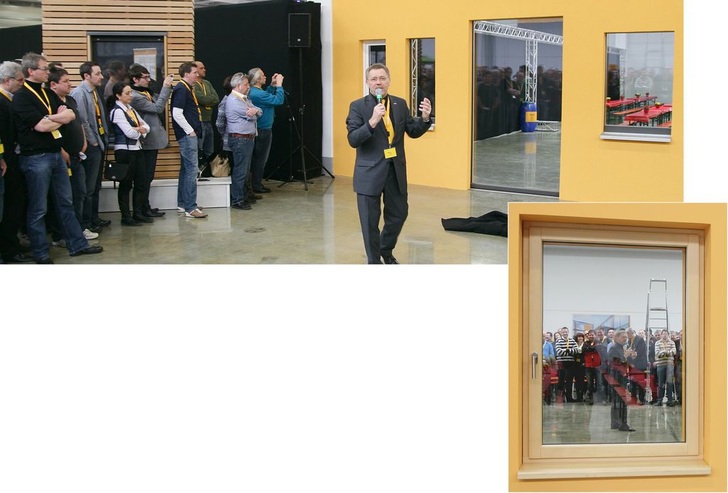 Die neuen Effizienz-Fenster mit ihren schmalen Rahmenansichten wurden auf den Partnertagen wirkungsvoll in Szene gesetzt. - © Fotos: Daniel Mund
