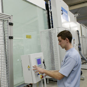 Glas Herzog verfügt seit einigen Monaten über eine neue, hochautomatisierte Isolierglas-Line, auf der Warme Kante Spacer appliziert werden. Das Unternehmen verarbeitet täglich mehr als 20 t Glas und fertigt dabei über 800 ISO-Scheiben.