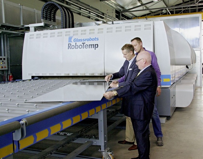 Die Qualität im Blick (von vorne): Prokurist Rudolf Burch, Geschäftsführer Detlef ­Koshorst und Werksleiter André Franke begutachten eine Scheibe vor dem Vorspannprozess.