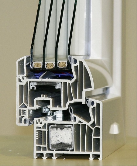 Sorgte auf der Messe für viel Aufsehen: das Fenster mit 4-fach-ISO und thermisch getrennter Stahlverstärkung (Uw=0,6).