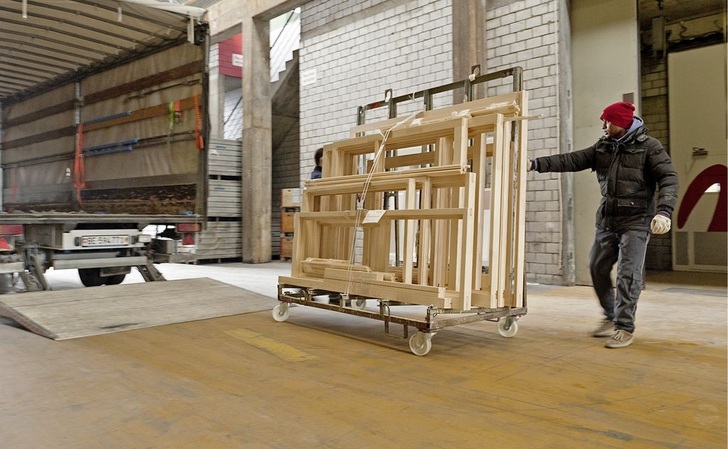 Für die effiziente Abwicklung der Lohnlackierung braucht es ein gutes Logistikkonzept: Anlieferung der rohen Fensterteile in die Malerei.