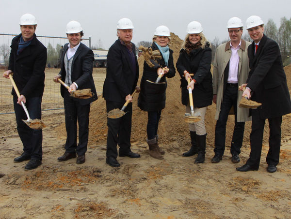 Setzen gut gelaunt zum Spatenstich an (v. l.): Jo Swodenk (Geschäftsführer Firma Vollack), Stefan Schwanekamp, Günther Pennekamp, Gerti Pennekamp, Judith Pennekamp, Joachim Hartmann (Fachbereichsleiter der Stadt Vreden) und Vredens Bürgermeister Dr. Christoph Holtwisch.