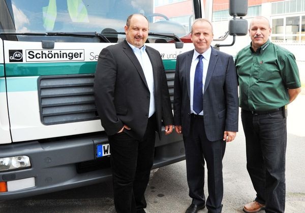 Eine langjährige Patnerschaft verbindet Glas Schöninger und das Softwarehaus Albat+Wirsam (v.l.). Geschäftsführer Tilmann Schöninger, Heiko Schuh, A+W Vertriebsleiter Europa; und Jürgen Forster, Produktionsleiter von Glas Schöninger.