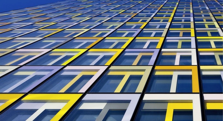 Die Verbundfensterfassade ist mit raumseitigen Isolierverglasungen ausgestattet. Außen sind siebbedruckte Einfachverglasungen vorgelagert, die das bunte Erscheinungsbild prägen. Dabei findet eine permanente Hinterlüftung statt.