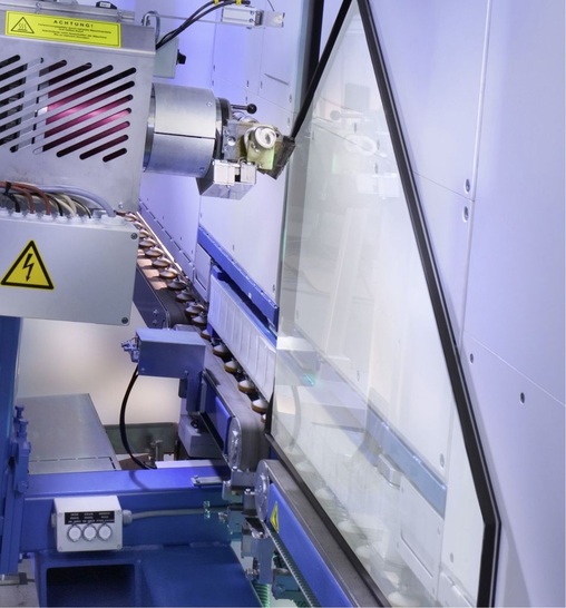 Der Applikator für thermoplastische Spacer trägt das Material präzise entlang der Glaskante auf. So können 3-fach-Isoliergläser ohne Versatz der Warme-Kante-­Abstandhalter hergestellt werden.