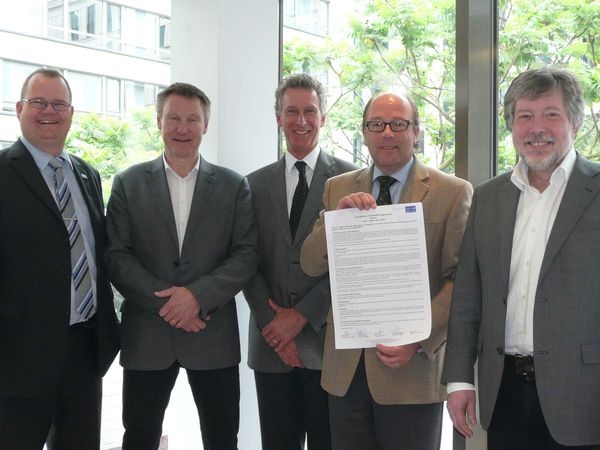 Das EuroWindoor Board: v.l.: Frank Koos (Generalsekretär EuroWindoor), Anders Isaksson (Präsident FEMIB), Adrian Toon (Vize-Präsident FAECF), Serge Allaert (Vorsitzender EuroWindoor), Hans-Georg Nielsen (Vorsitzender UEMV)