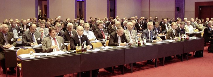 Voller Kongresssaal beim Jahrestreffen der Fensterbranche in Frankfurt. - © Fotos: Daniel Mund
