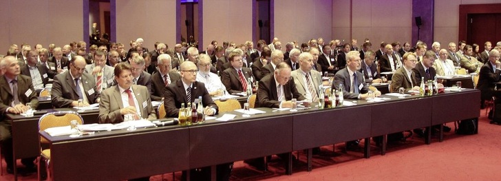 Voller Kongresssaal beim Jahrestreffen der Fensterbranche in Frankfurt.