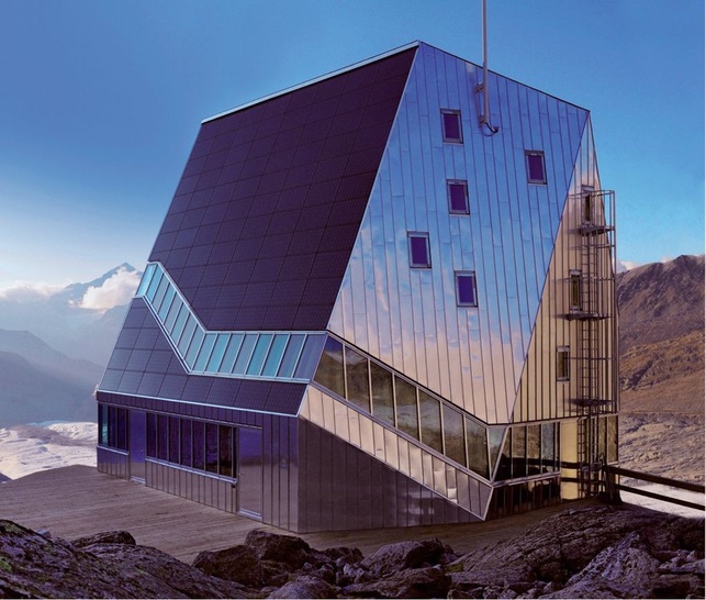 Geschenkte Energie: Gebäudeintegrierte PV-Systeme tragen dazu bei, die ­Betriebskosten über die Lebensdauer eines Gebäudes zu senken — wie bei der ­Bergstation am Klein Matterhorn. - © Foto: 3S Photovoltaics
