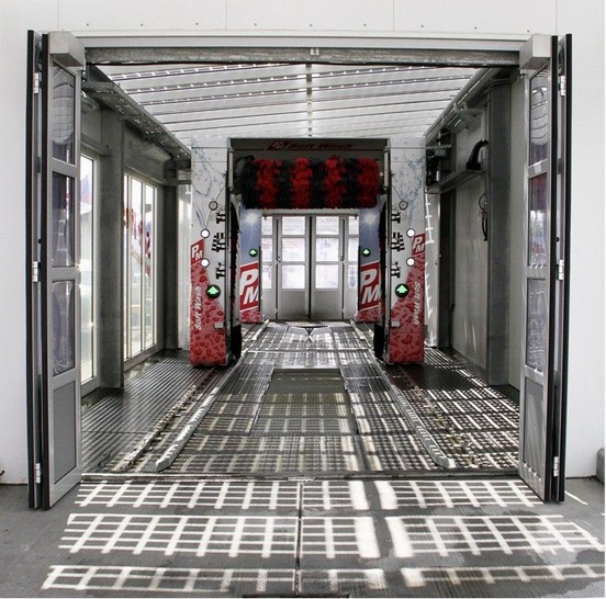 Die „Tankstelle der Zukunft“ mit transparenten ­Dächern, die gleichzeitig Strom ­erzeugen und so ­helfen CO2 einzusparen.