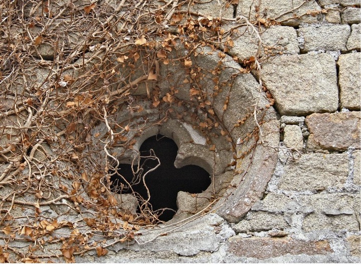 Bis ins späte Mittelalter hinein blieben Fenster ohne Verglasung — oder man spannte ­Fischblasen oder Häute von Tieren als Wetterschutz in die „Windaugen““ - © Foto: Klaus Siegele
