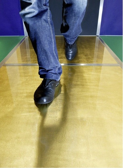 Der Goldboden aus Diamantglas und echtem Blattgold ist selbst für beanspruchte Bereiche geeignet. Er gehört zur Magla Edition Gold.