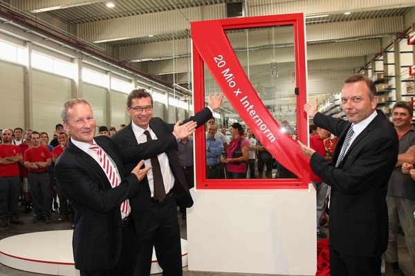 GF Vertrieb & Marketing Joachim Schulz, Vorstand und Miteigentümer DI (FH) Stepahn Kubinger, MBA sowie Vorstand und Miteigentümer Mag. Christian Klinger enthüllen das 20-milllionste Fenster.