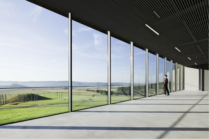 Die großformatigen Fassadenfenster lassen die Museumsbesucher das Landschaftspanorama des Glaubergs ­erleben. Zudem bieten die Gläser sommerlichen Wärmeschutz: die Lichtdurchlässigkeit beträgt 34 Prozent.