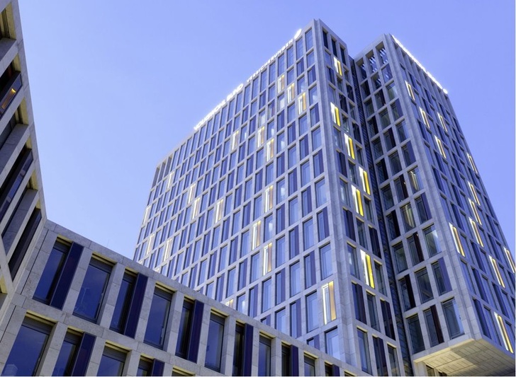 Im Gebäude der Volkswohl Bund Versicherungen in ­Dortmund ist das Sonnenschutzglas SGG Cool-Lite ­Xtreme 60/28 II eingesetzt. - © Foto: Christoph Seelbach Fotografie, SGGD
