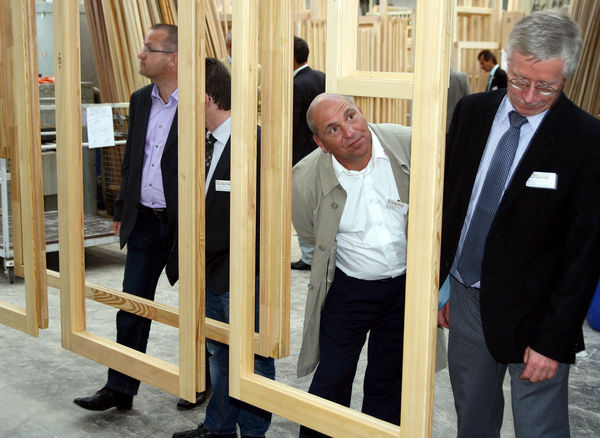 Die Teilnehmer konnten die Holzfensterproduktion bei Wertbau genau unter die Lupe nehmen