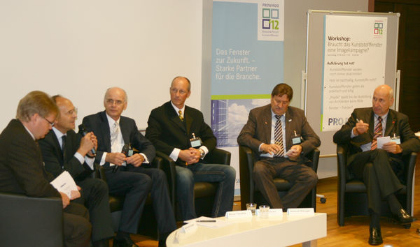 In einer Podiumsdiskussion wurde das Meinungsbild aus den Workshops diskutiert und verdichtet.