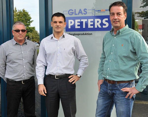Bei Glas Peters stellte A+W als neuer IT-Partner in kurzer Zeit das Isolierglaswerk auf eine moderne integrierte Softwarelösung um. Zufrieden mit den Ergebnissen sind Florian Peters-Messer (r.), Geschäftsführer Glas Peters; Luis Pla (A+W Vertrieb, Mitte); Ralf Dröse, IT-Leiter, Glas Peters.
