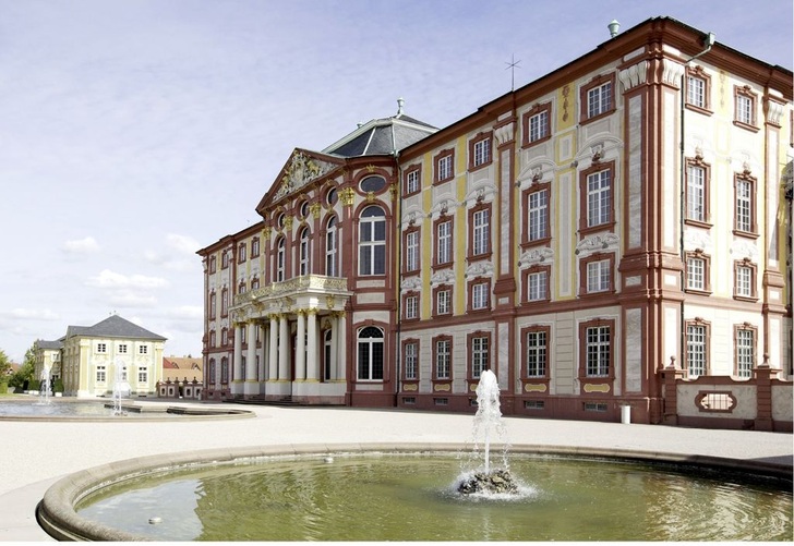 Das Bruchsaler Schloss, erbaut ab 1720 unter Johann Balthasar Neumann, ist ein Paradebeispiel für die stilprägende Kraft der Fenster in der barocken Ära: Vertikale Fensterachsen strukturieren die verspielten Fassadenflächen. - © Fotos: Klaus Siegele
