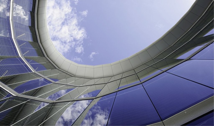 Das zertifizierte Verwaltungsgebäude der Swarovski AG in Männedorf am Zürichsee erfüllt u.a. durch 3-fach-verglaste Fassade den Schweizer Minergie-Standard.