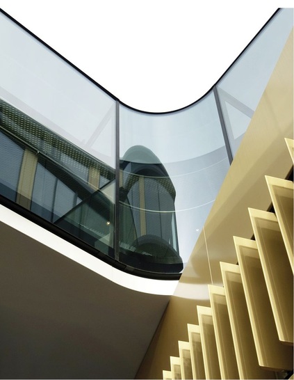 Gebogene Scheiben in der Fassade des Hauptquartiers der ­AachenMünchener Versicherung in Aachen